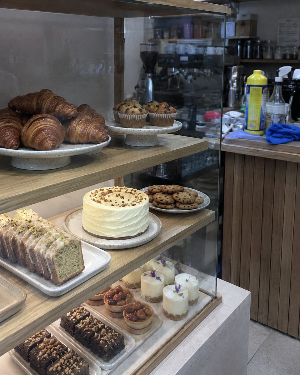 Vitrină patiserie — înainte