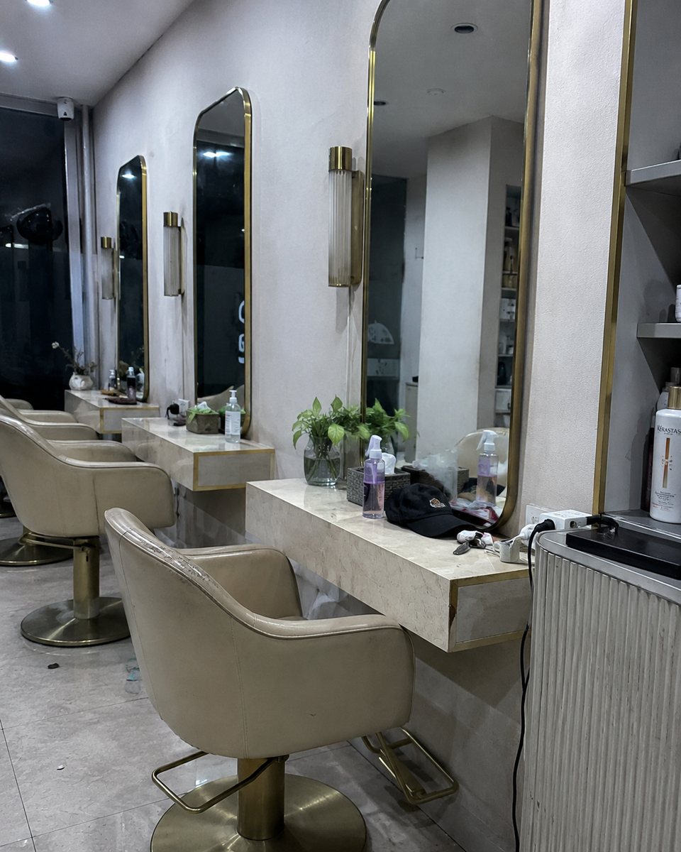Interior salon — înainte